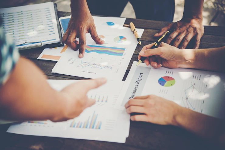 Empreendedor analisando o crescimento do negócio